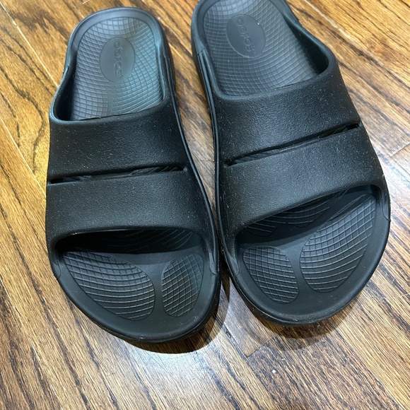 Oofos - ooahh black sandals - Picture 1 of 4